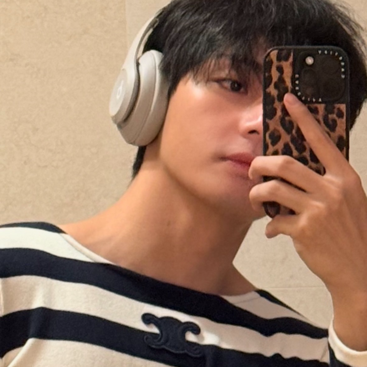 Foto aktivitas terbaru V (BTS)