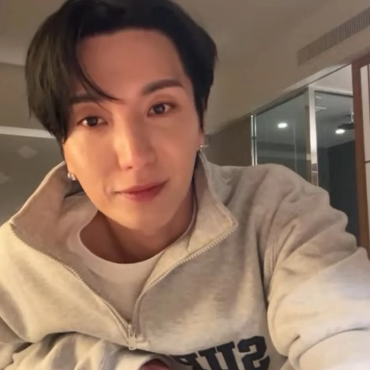 Behind-the-scenes cut of Leeteuk (Super Junior)