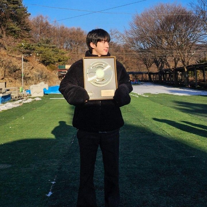 Behind-the-scenes cut of BTS