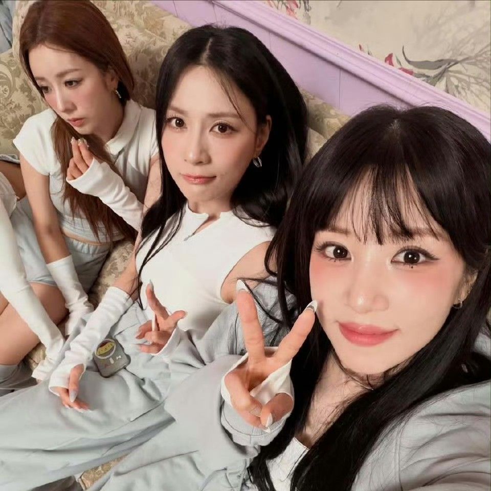 Behind-the-scenes cut of Park Chorong (Apink)