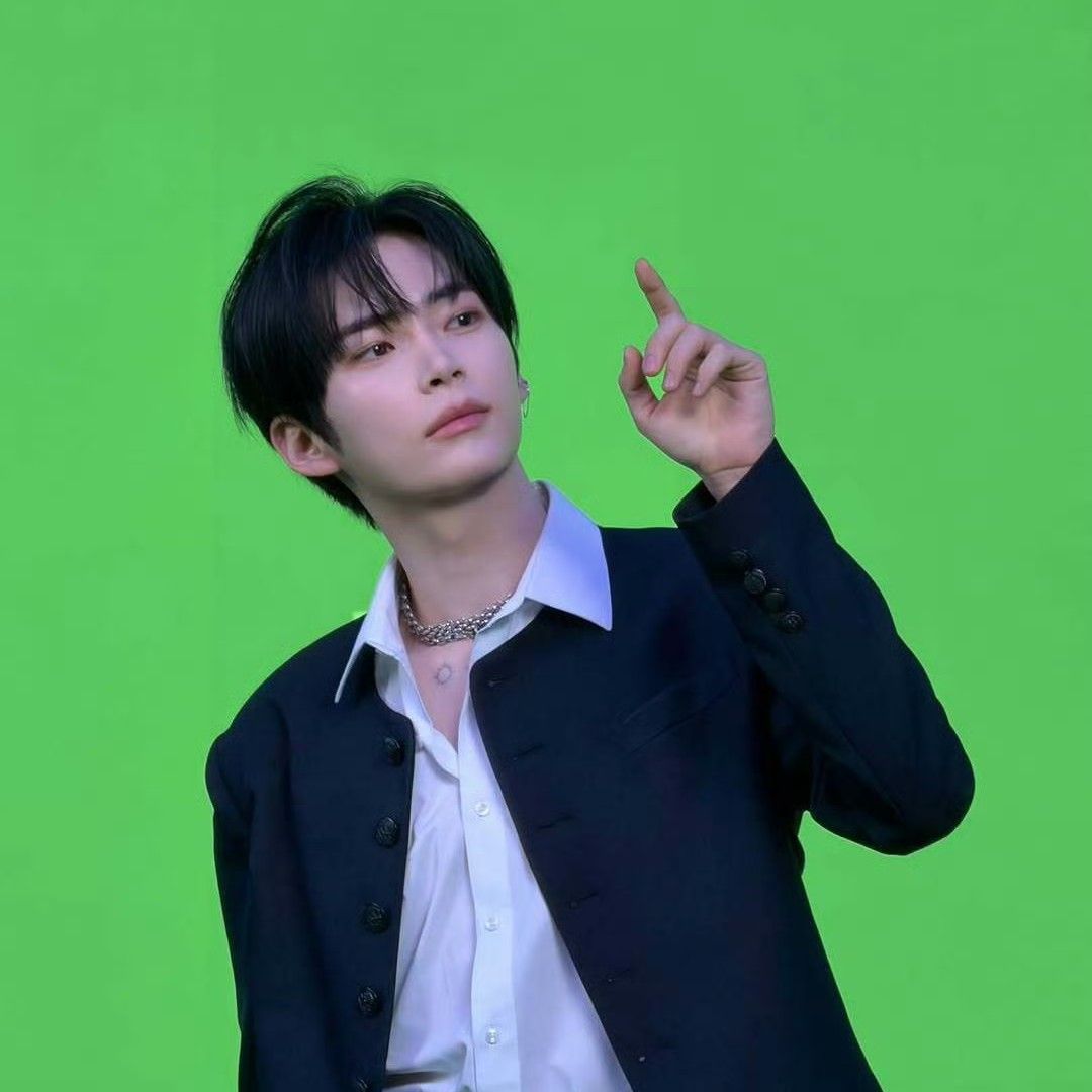 Behind-the-scenes cut of Sung Hanbin (ZEROBASEONE)