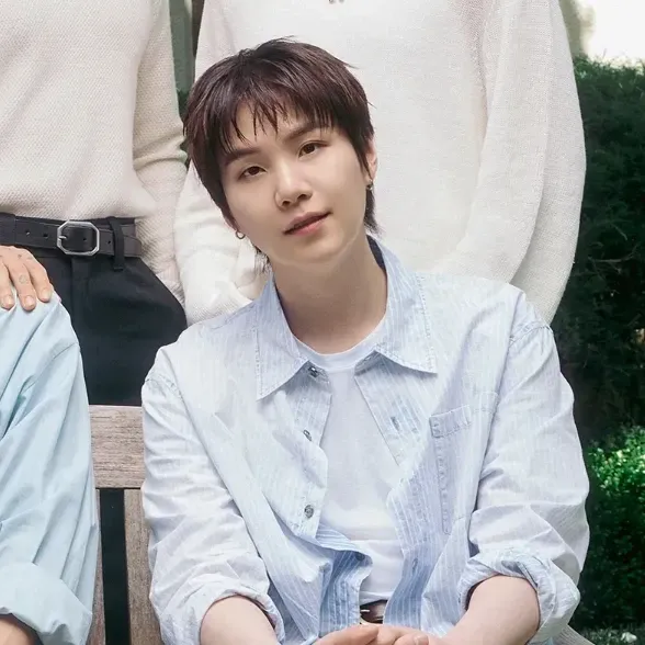 Foto aktivitas terbaru SUGA (BTS)