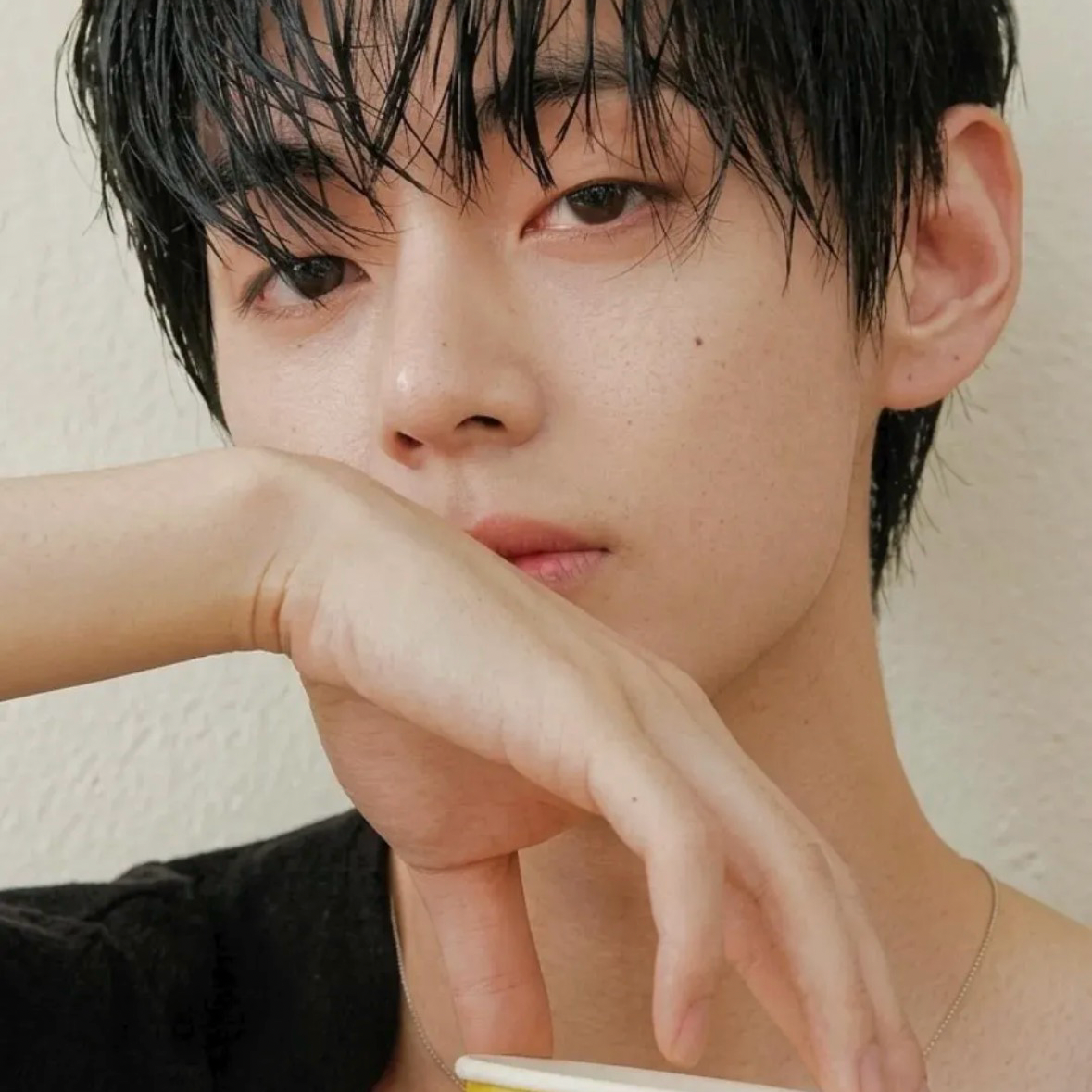 Latest photo of V (BTS)