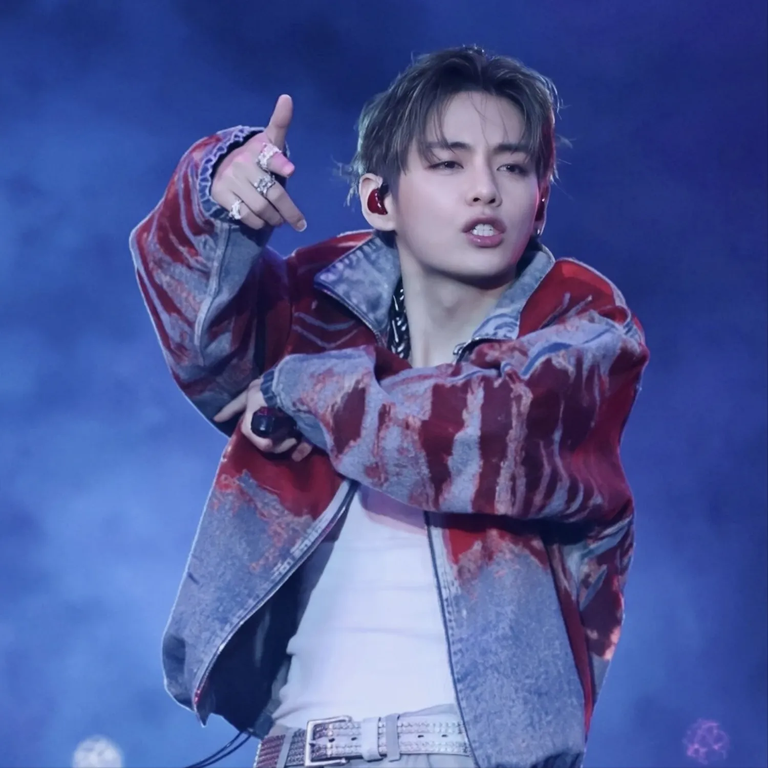 뷔 (방탄소년단)의 최신 사진