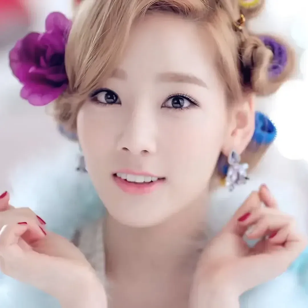 Foto aktivitas terbaru Taeyeon (Girls' Generation)