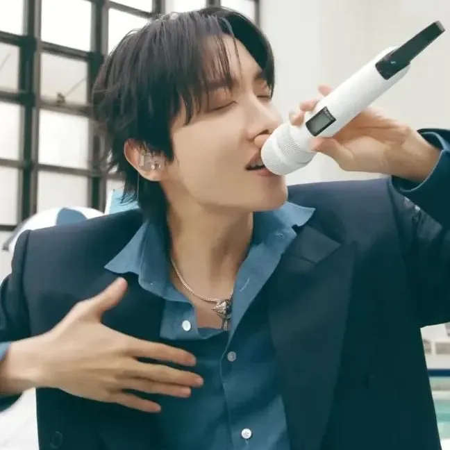 Foto terbaru j-hope (BTS)