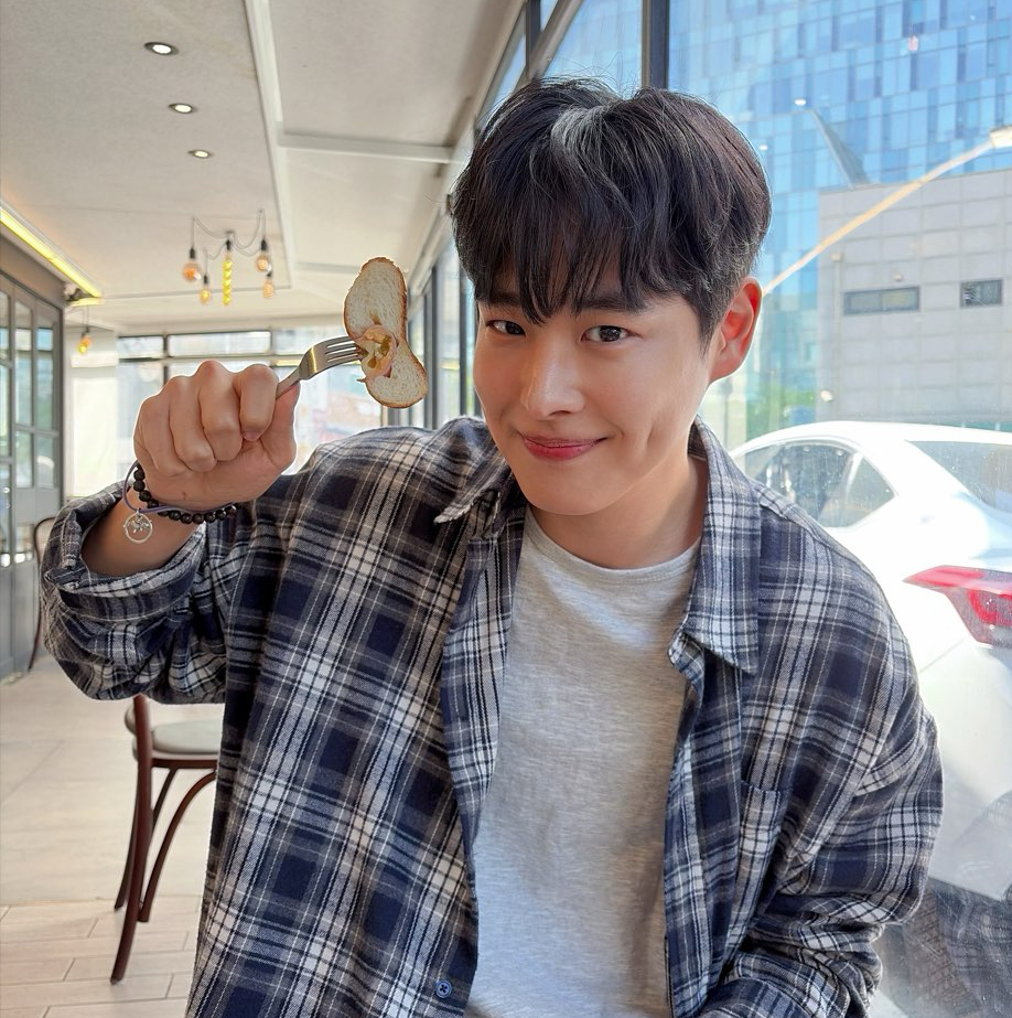Latest photo of Choi Byungchan
