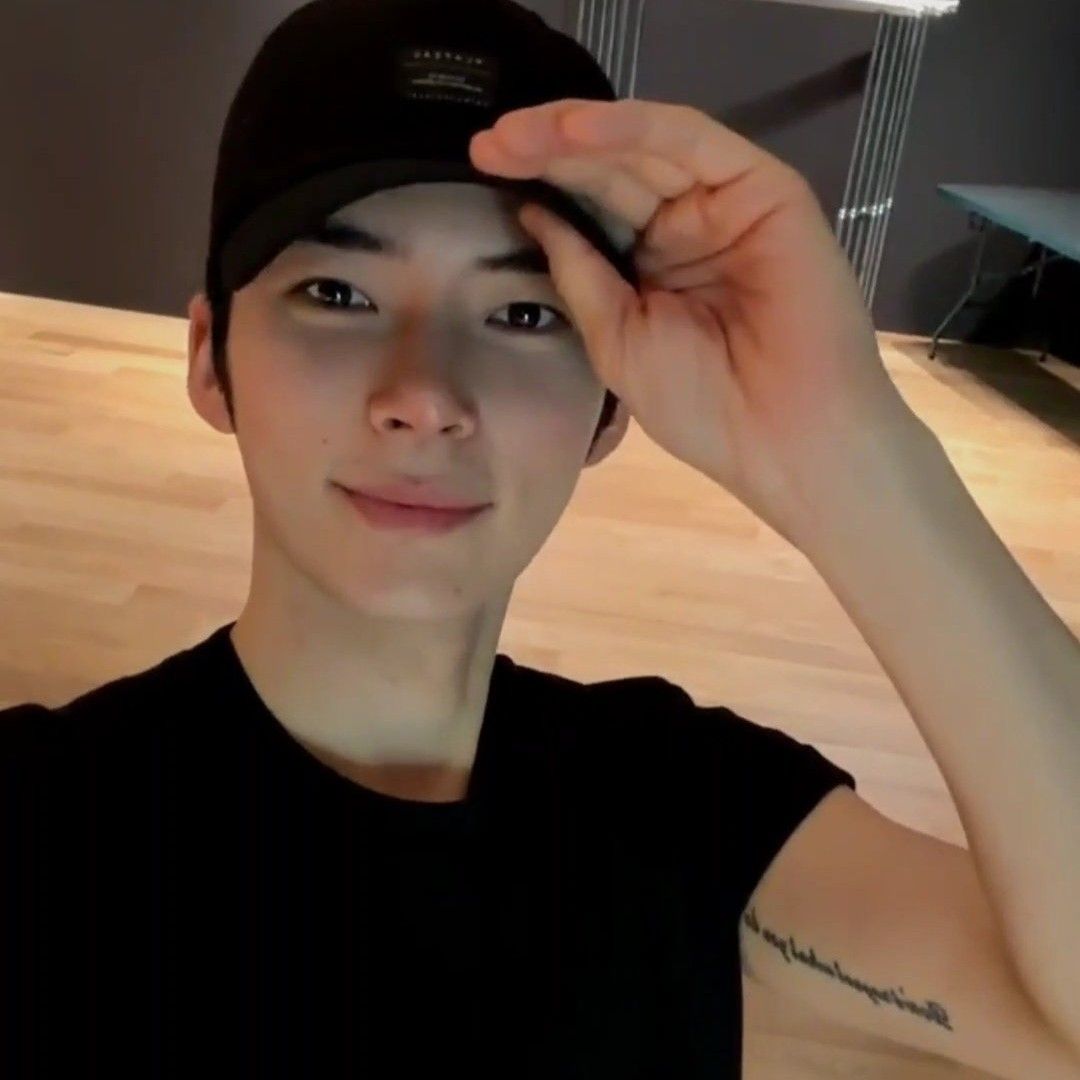 Recent activity shot of Sung Hanbin (ZEROBASEONE)