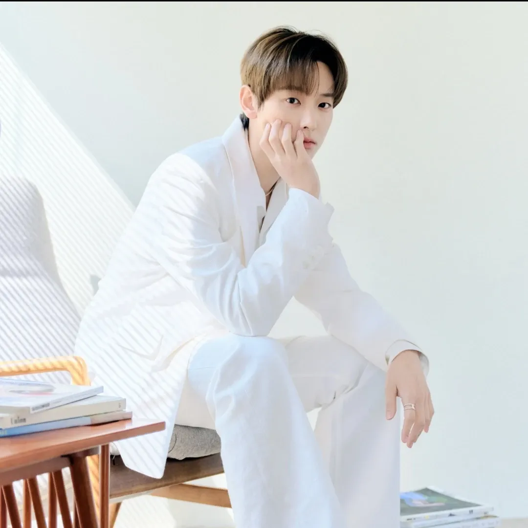 Latest photo of Inseong (SF9)