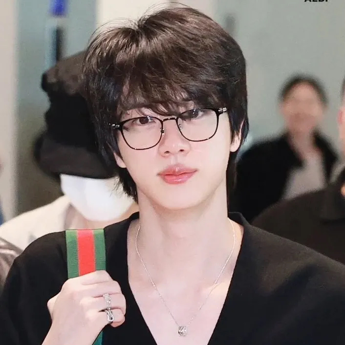 Foto aktivitas terbaru Jin (BTS)