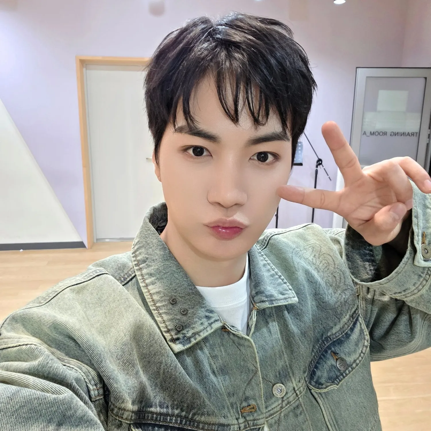 Behind-the-scenes cut of Kim Jonghyeon
