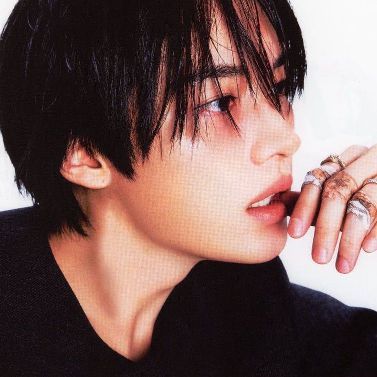 Latest photo of Lee Know (Stray Kids)