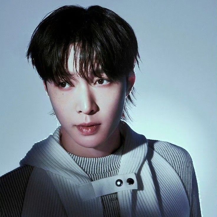 Behind-the-scenes cut of Lay (EXO)