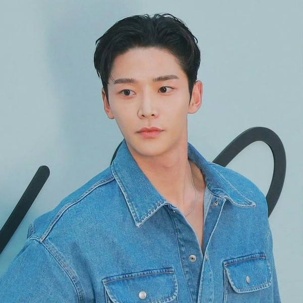 Foto perwakilan Rowoon yang penuh pesona