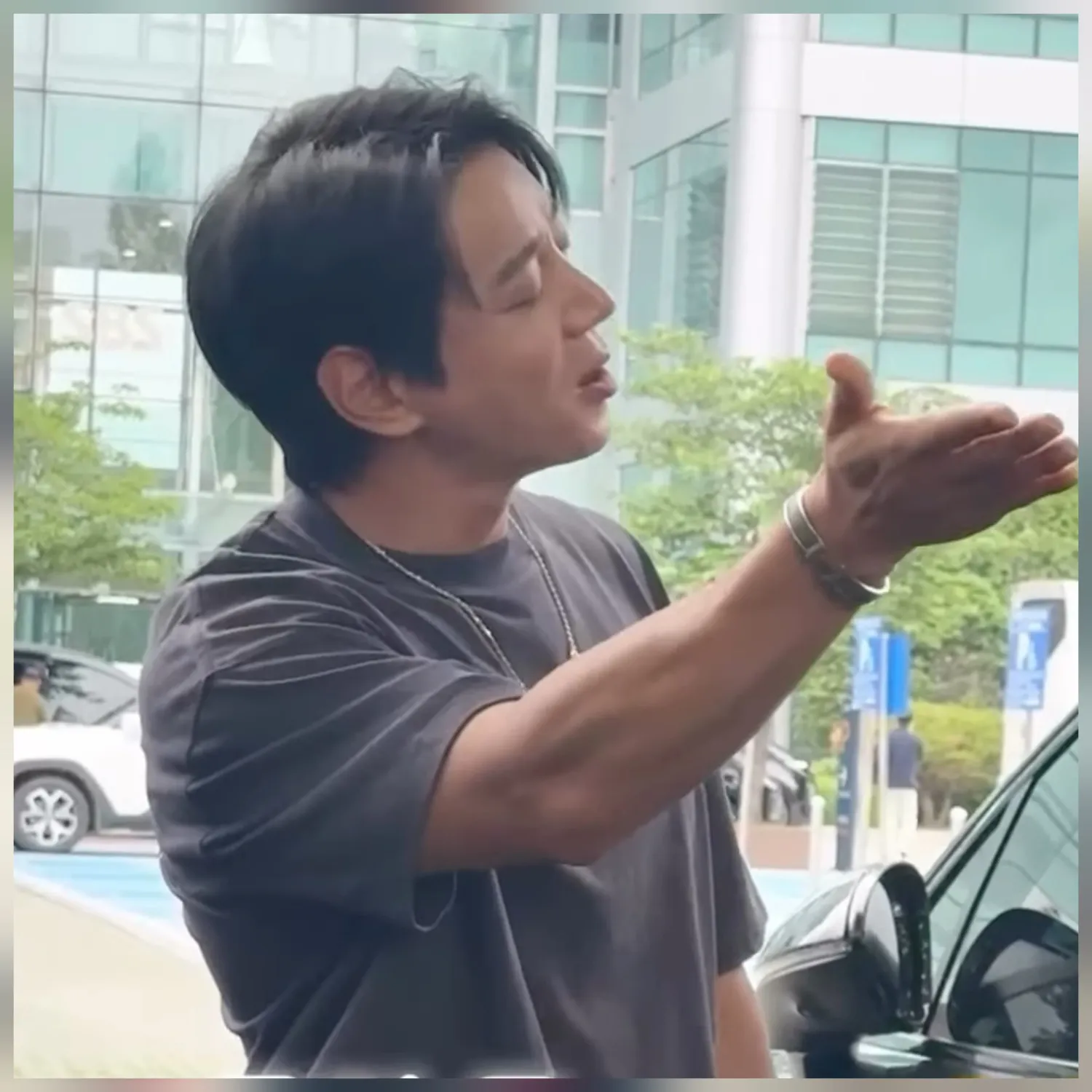 Behind-the-scenes cut of Hwang Chiyeol