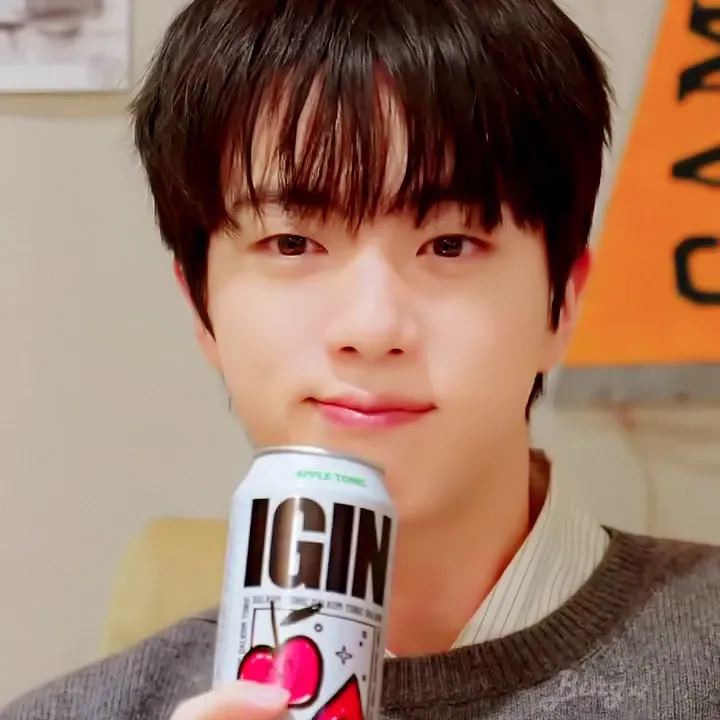 Foto aktivitas terbaru Jin (BTS)