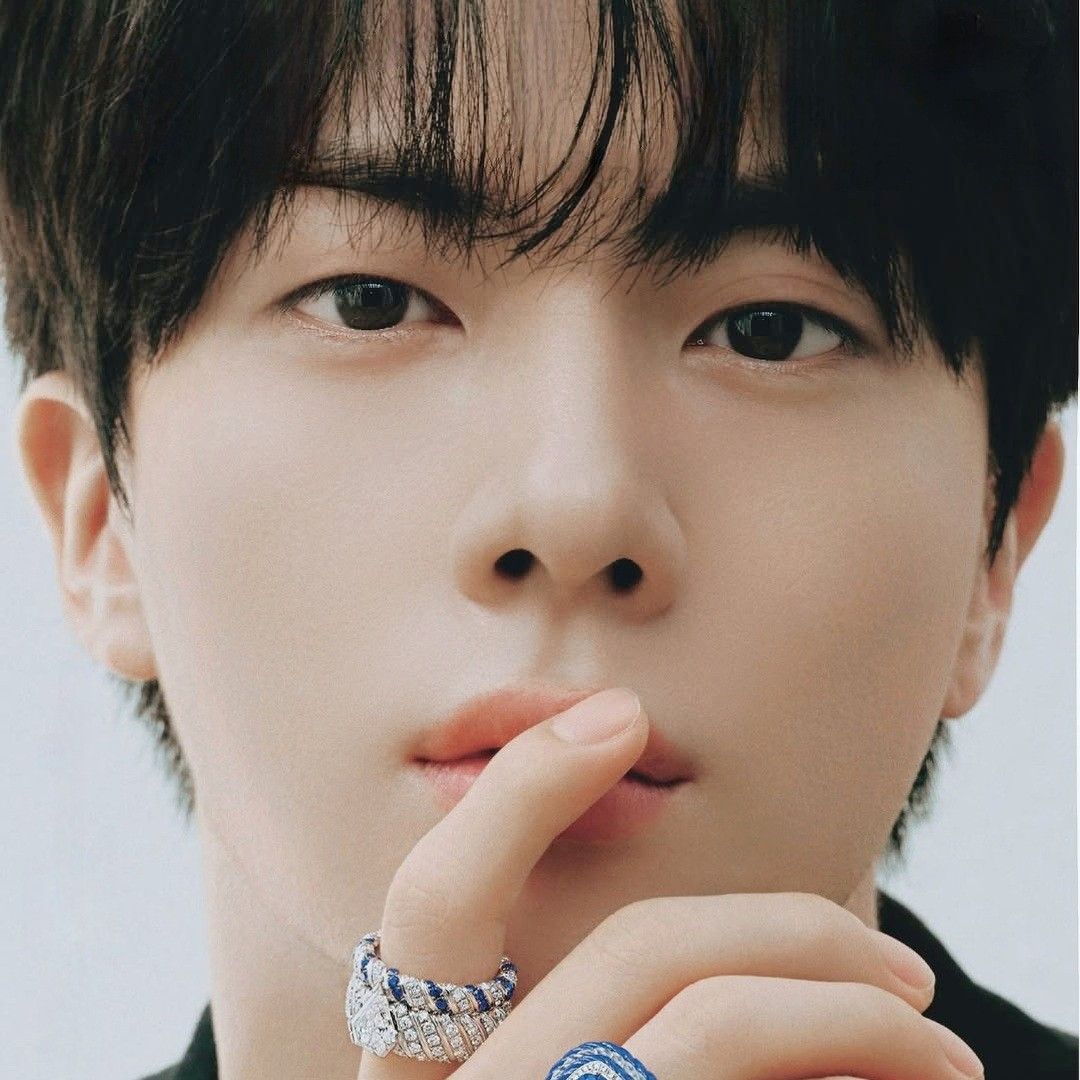 Foto aktivitas terbaru Jin (BTS)