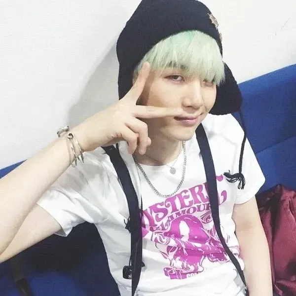 Foto aktivitas terbaru SUGA (BTS)