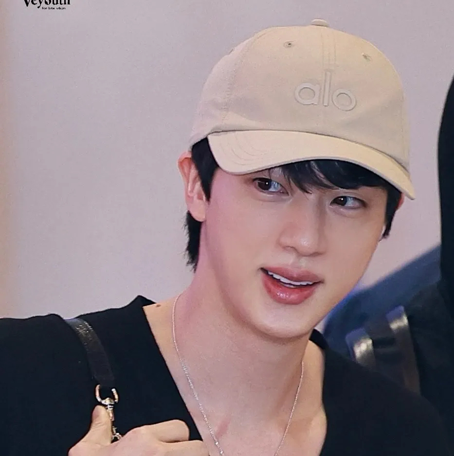 Momen yang diabadikan oleh penggemar Jin (BTS)