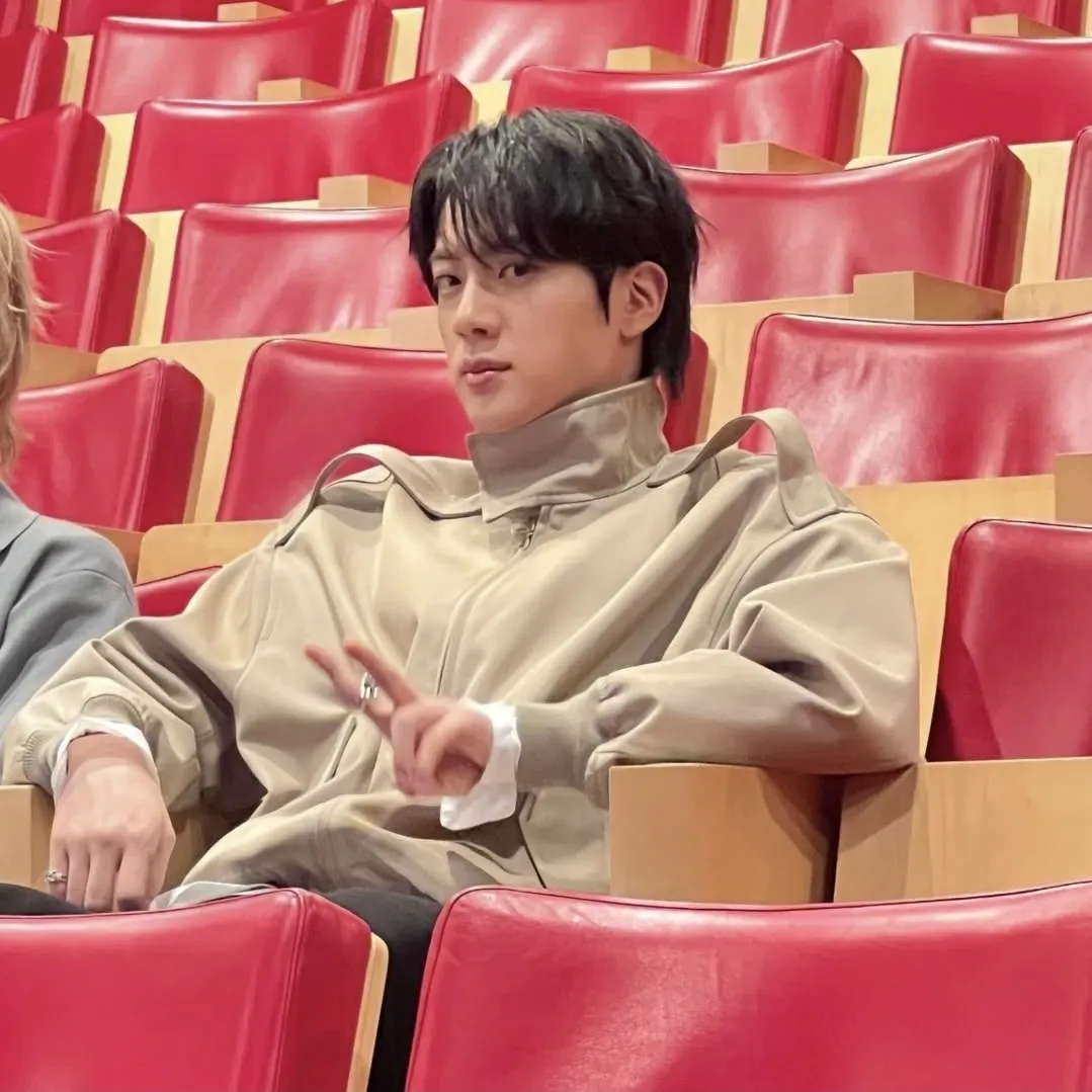 Momen yang diabadikan oleh penggemar Jin (BTS)