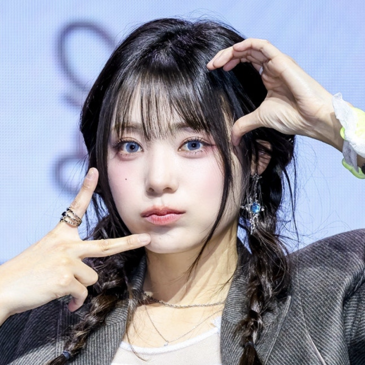 Recent activity shot of Siyeon (QWER)