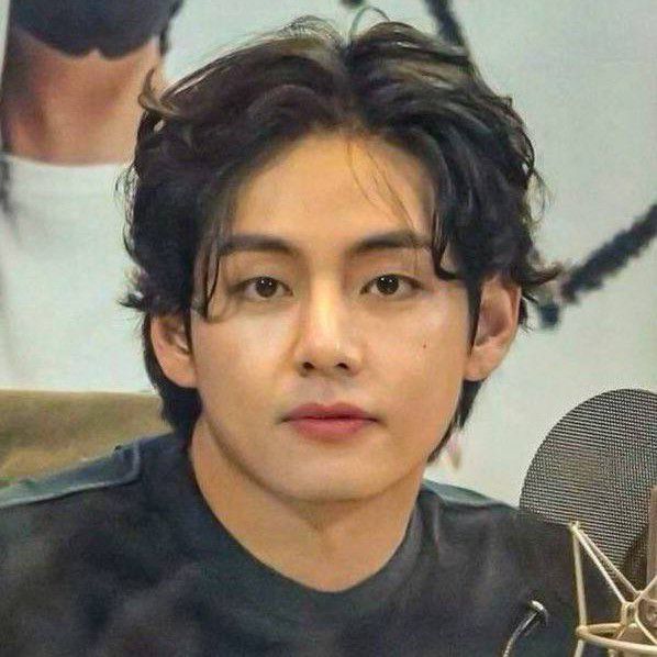 뷔 (방탄소년단)의 최신 사진