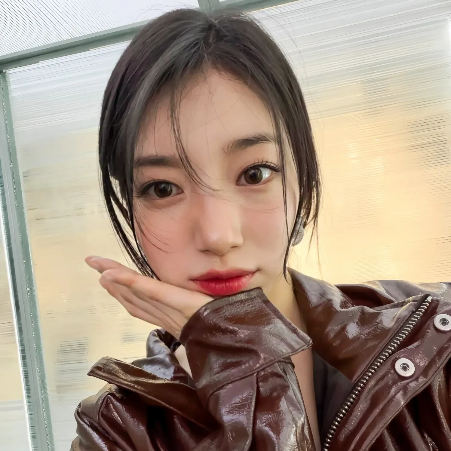 Behind-the-scenes cut of Suzy