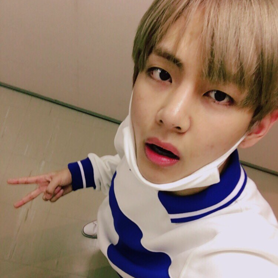 V (防彈少年團)的最新照片