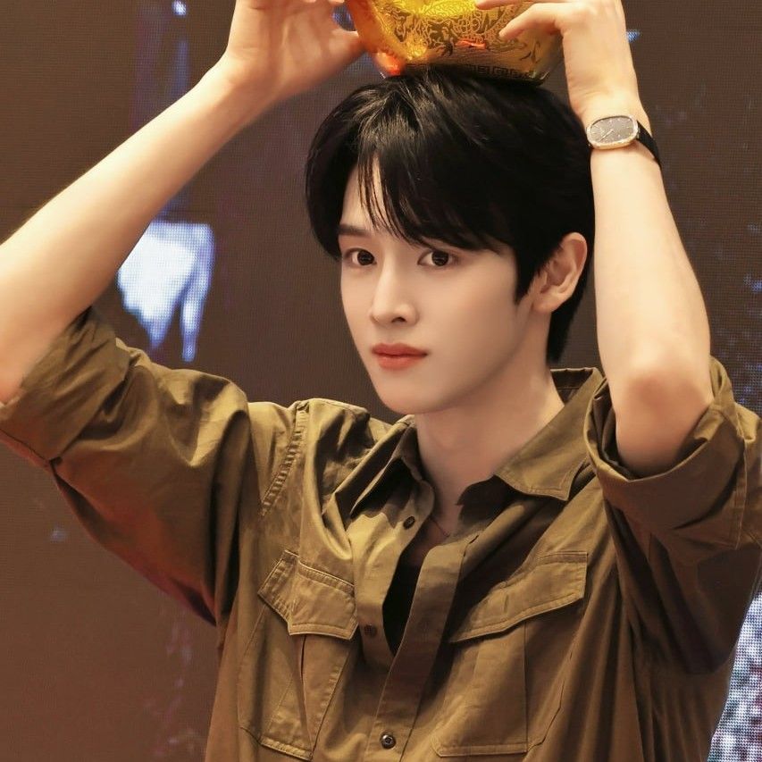 Recent activity shot of Sungchan (RIIZE)