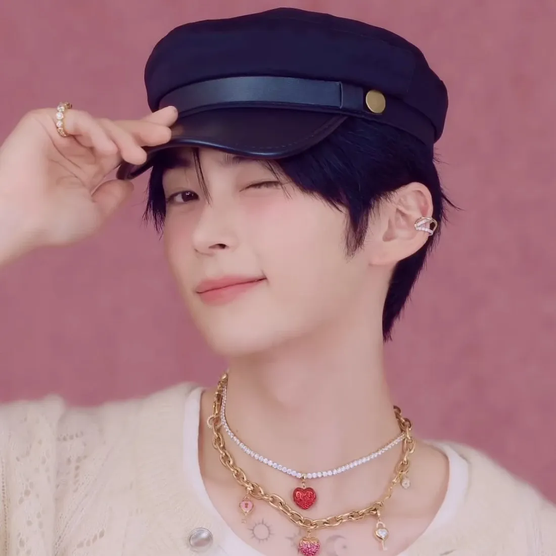 Foto terbaru Sung Hanbin (ZEROBASEONE)