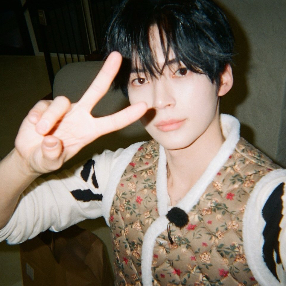 Foto aktivitas terbaru Sung Hanbin (ZEROBASEONE)