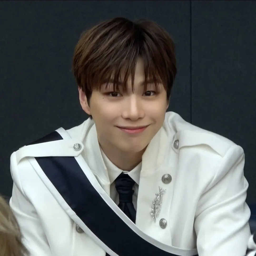 강다니엘의 비하인드 컷