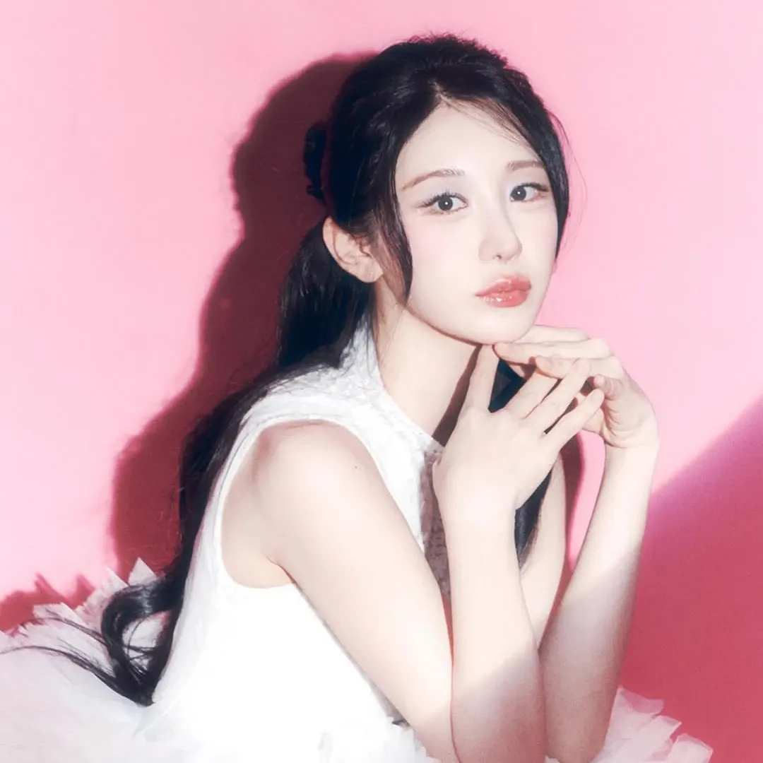 A moment captured by Lee Chaeyeon's fan