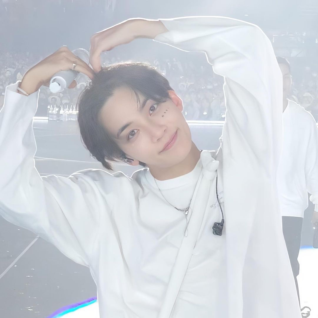 Recent activity shot of Jeonghan (SEVENTEEN)