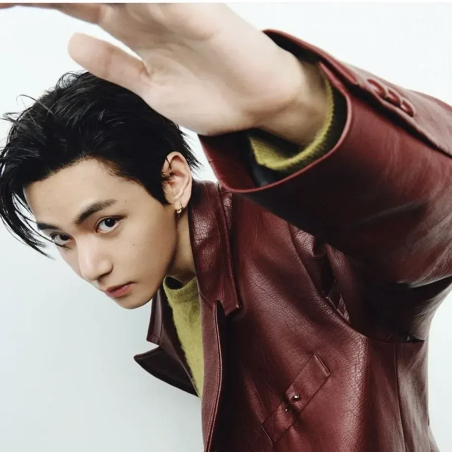 Latest photo of V (BTS)