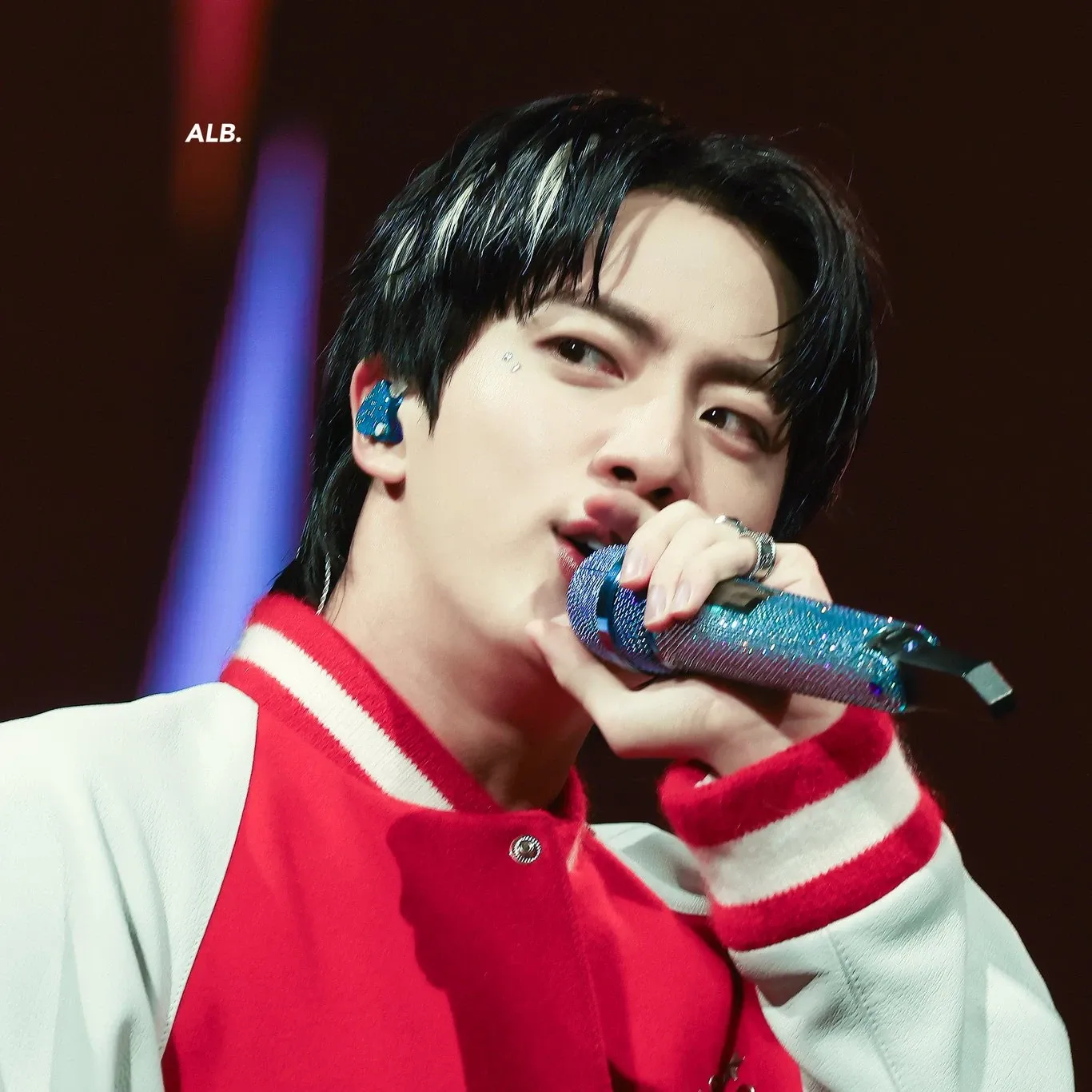 Foto aktivitas terbaru Jin (BTS)