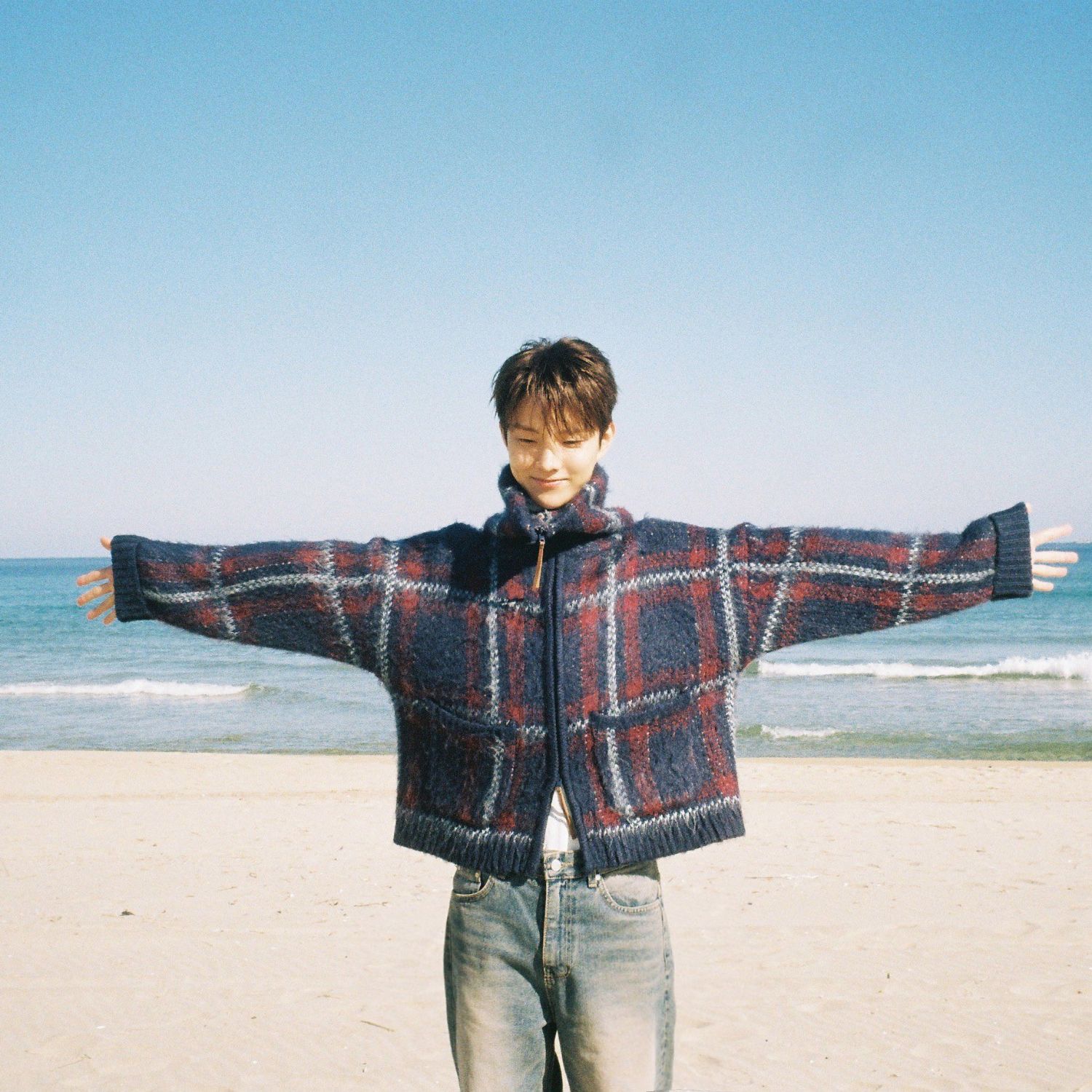 A moment captured by Q (THE BOYZ)'s fan