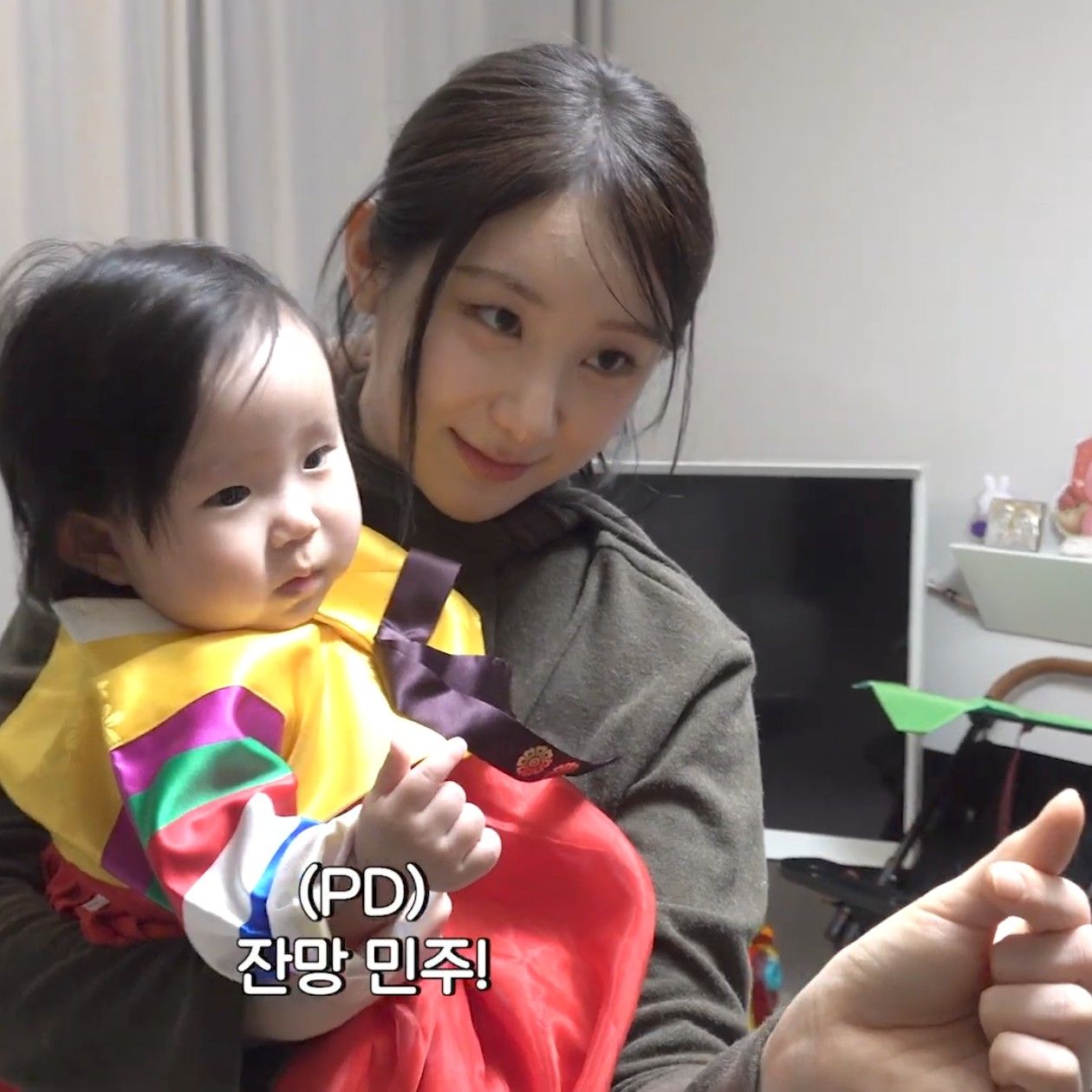 A moment captured by Lee Chaeyeon's fan