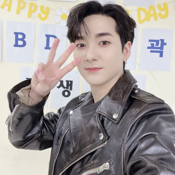 今天在最愛偶像中閃耀的Aron代表照片