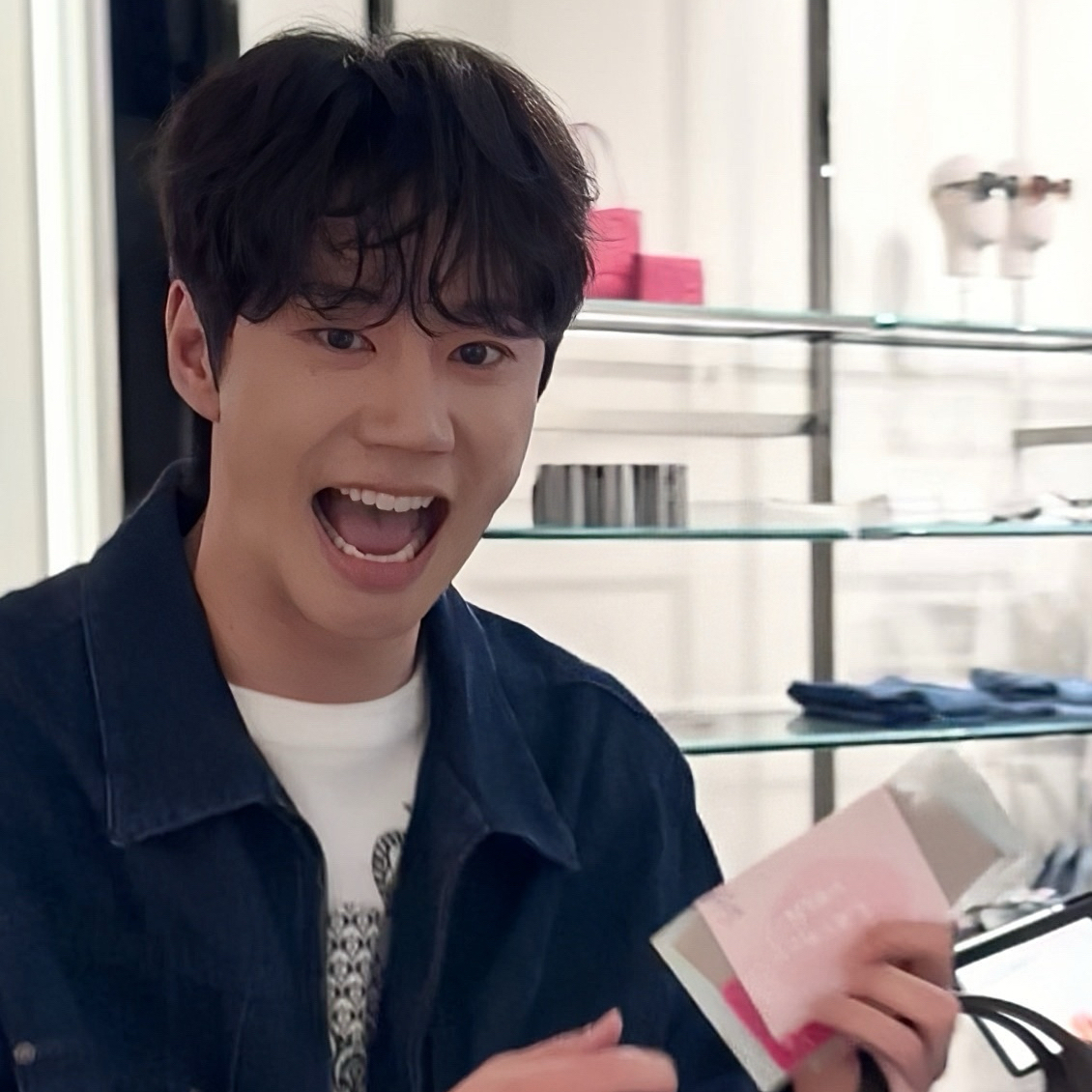 Behind-the-scenes cut of Lee Junyoung