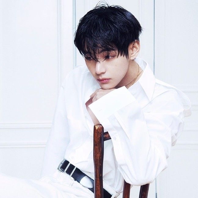 뷔 (방탄소년단)의 최신 사진