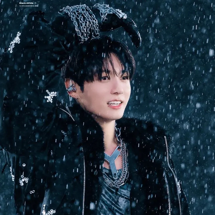 Foto aktivitas terbaru Jungkook (BTS)