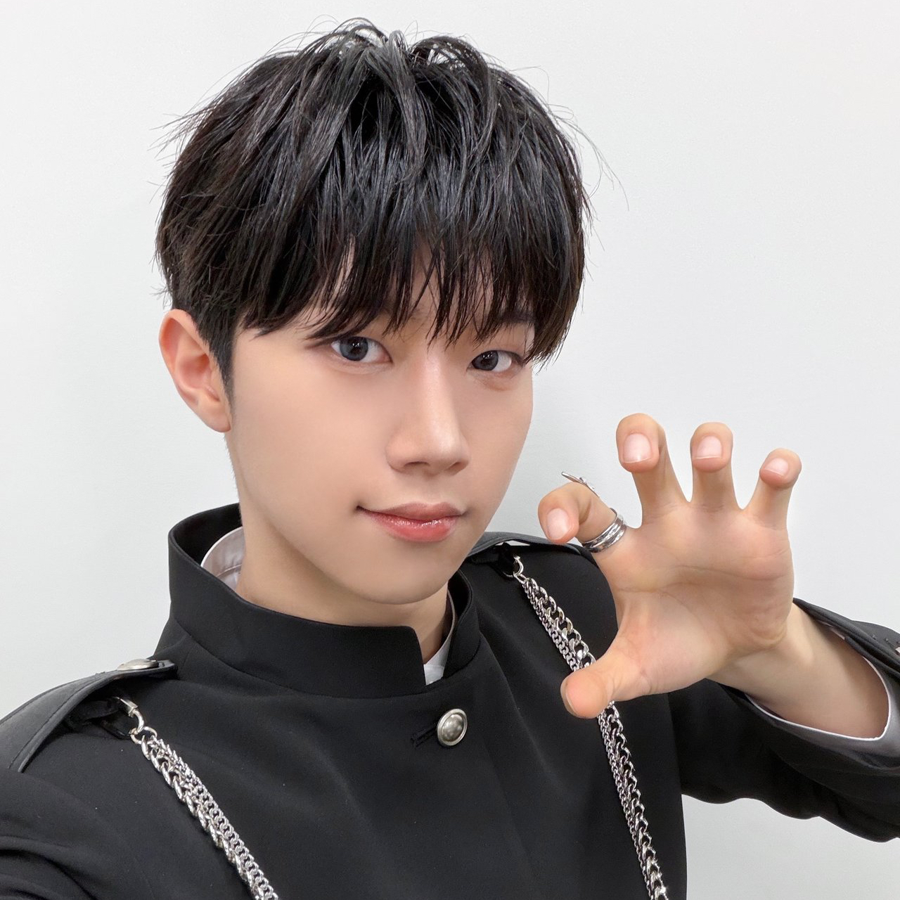 Behind-the-scenes cut of Hyunwoo (Xikers)