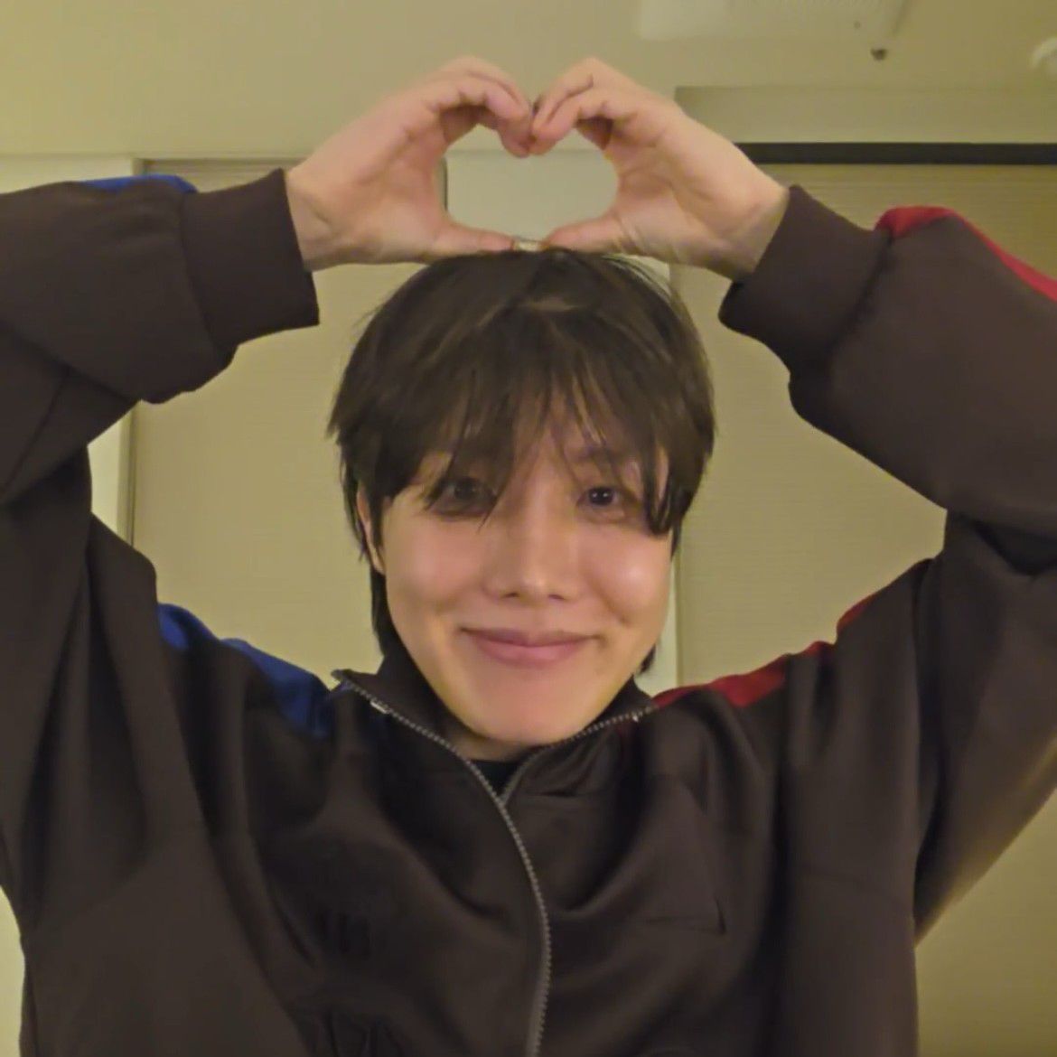 Foto aktivitas terbaru j-hope (BTS)