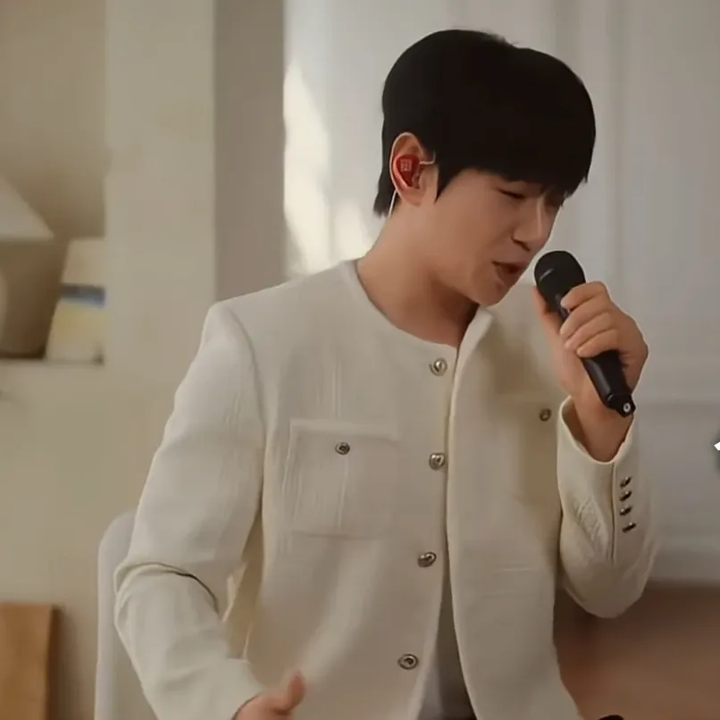 A moment captured by Hwang Chiyeol's fan