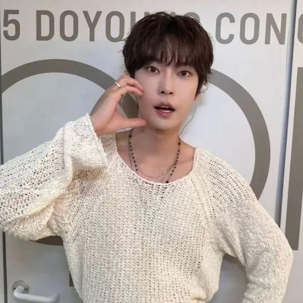 Foto perwakilan Doyoung (NCT 127) yang bersinar hari ini di Choeaedol