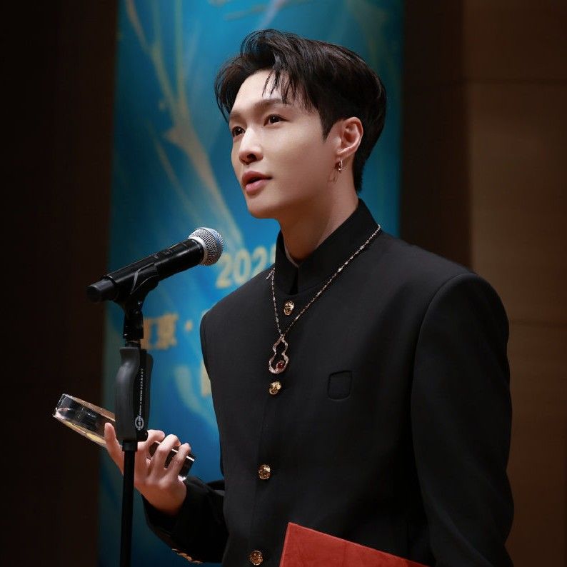 Latest photo of Lay (EXO)
