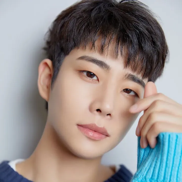 A moment captured by MJ (ASTRO)'s fan