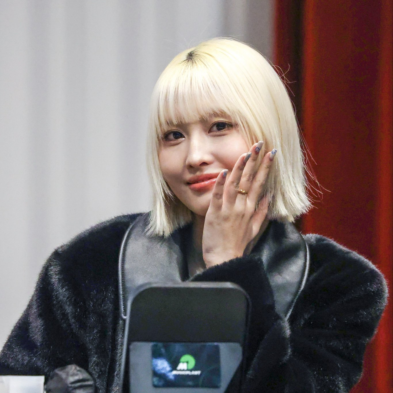 Behind-the-scenes cut of Momo (TWICE)