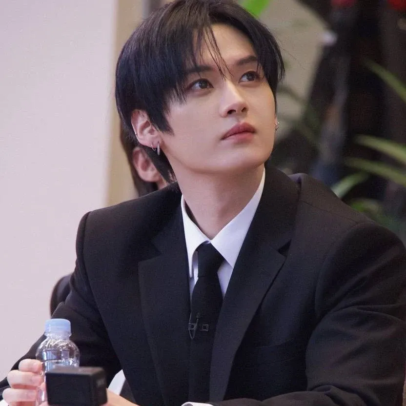 A moment captured by Lee Know (Stray Kids)'s fan